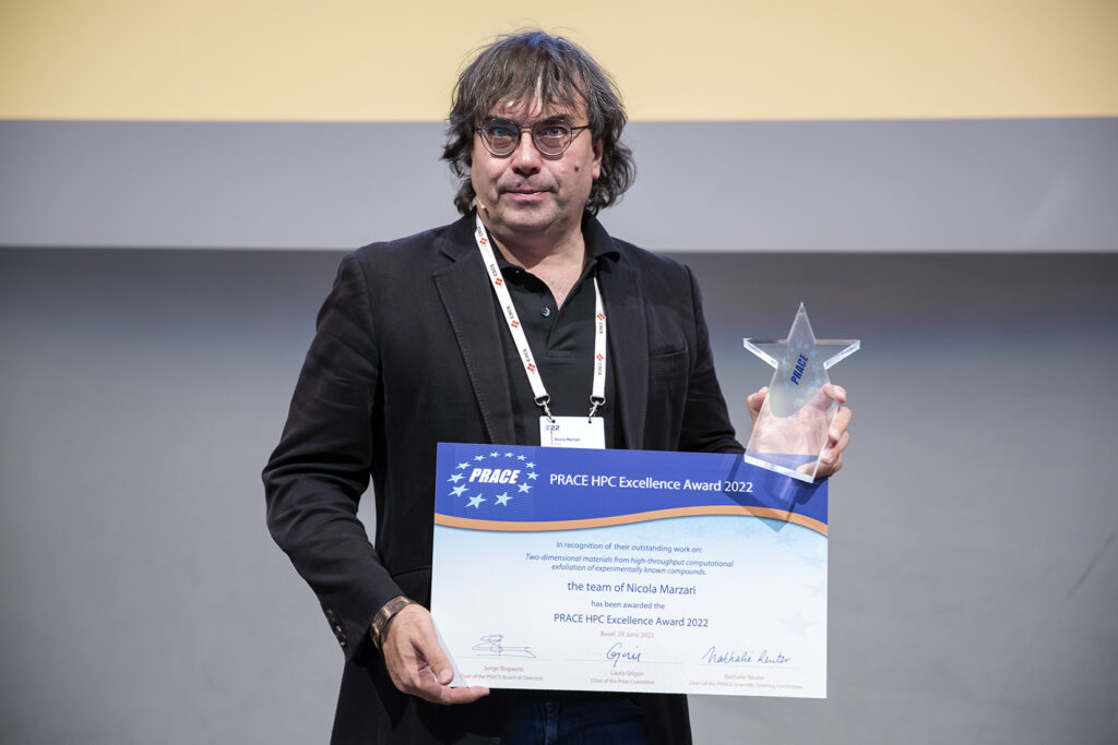Nicola Marzari receiving the PRACE HPC Excellence Award 2022 Winner on behalf of his team